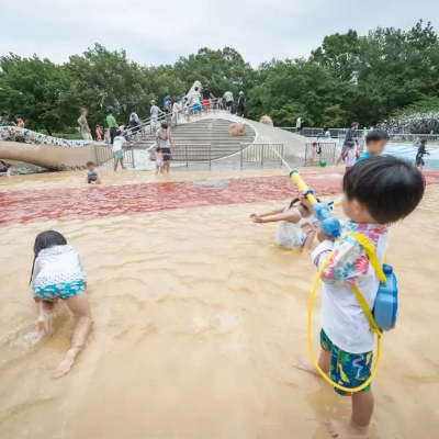 舎人公園のじゃぶじゃぶ池（浮球の池）の写真