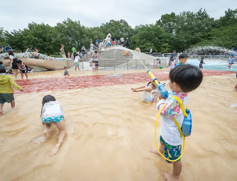 舎人公園のじゃぶじゃぶ池（浮球の池）の写真