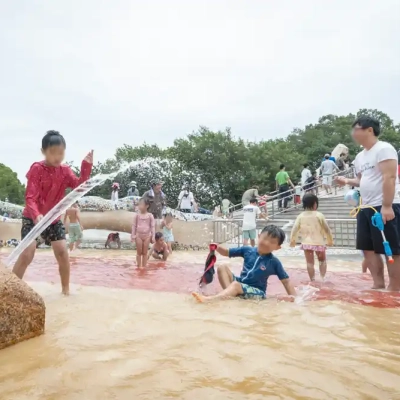 舎人公園のじゃぶじゃぶ池（浮球の池）の写真