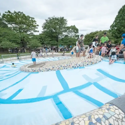 舎人公園のじゃぶじゃぶ池（浮球の池）のウォータースライダー