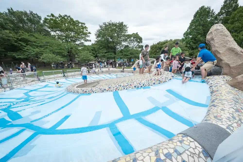 舎人公園のじゃぶじゃぶ池（浮球の池）のウォータースライダー