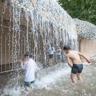 舎人公園のじゃぶじゃぶ池（浮球の池）の滝