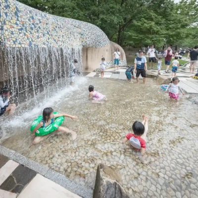 舎人公園のじゃぶじゃぶ池（浮球の池）の滝