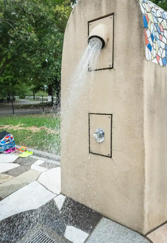 舎人公園のじゃぶじゃぶ池（浮球の池）のシャワー