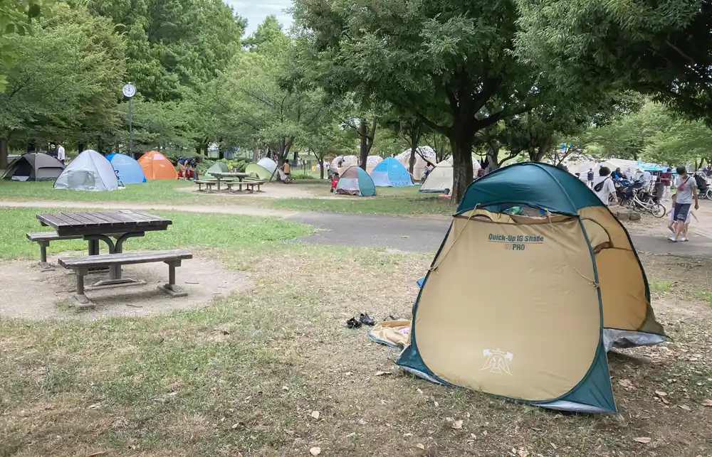 舎人公園のじゃぶじゃぶ池（浮球の池）周辺にテントスペースあり